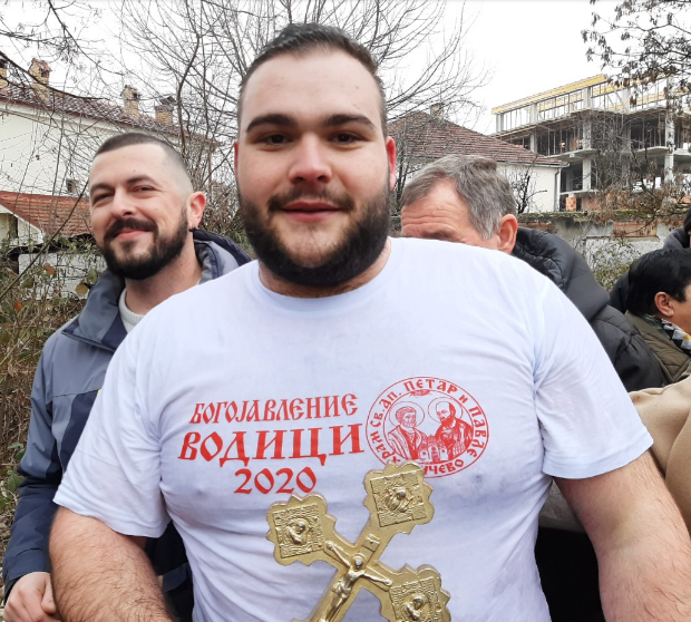 Христијан Врапчески го фати крстот во Кичево