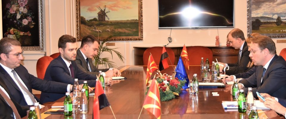 Мицкоски ќе го потврди ставот пред Вархеји: Здравствената состојба со короната најважна за одредување на датумот за избори