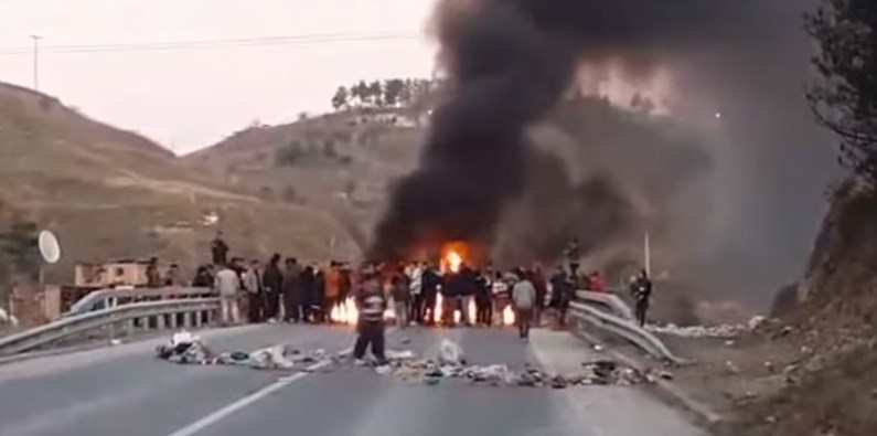 Жителите на Баир повторно запалија гуми на патот над Битола