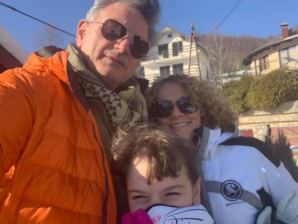 Шекеринска со семејна фотографија честиташе Нова година