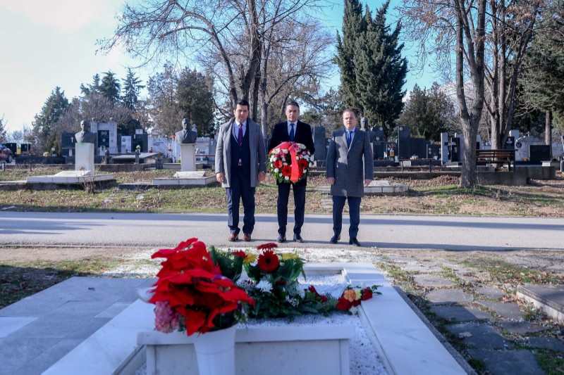 Владина делегација положи цвеќе на гробот на Киро Глигоров