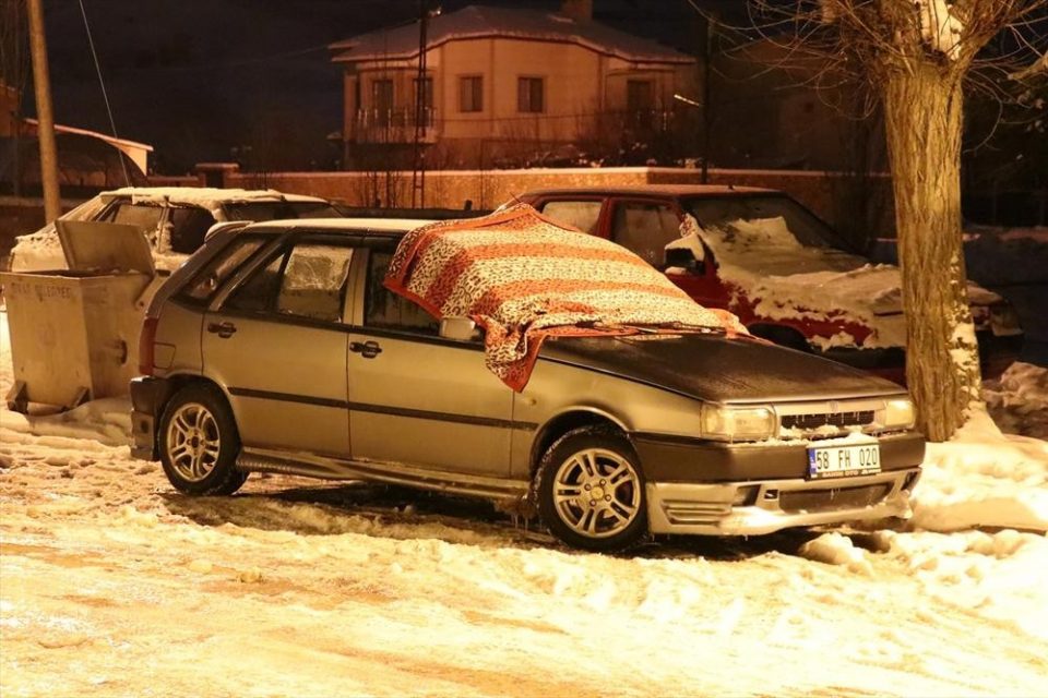 Екстремно ниски температури во Турција: На -28 степени луѓето ги покриваат автомобилите со ќебиња