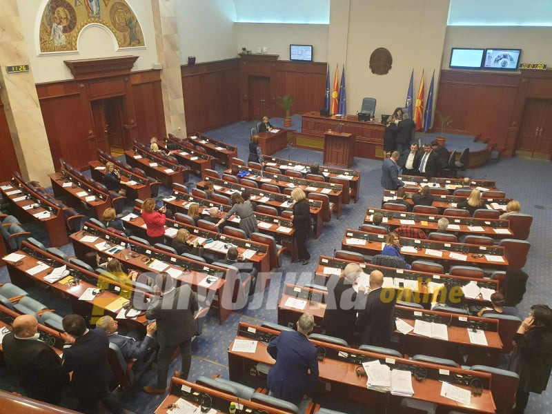 Д-р Караџовски дозволи пратениците да се вратат во салата „Македонија“, само вакцинирани новинари може да ги следат седниците