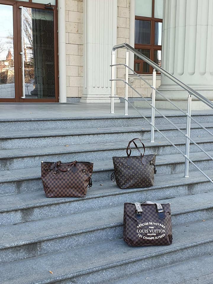 Герила акција на УМС: Не може да помине марш на Заев без неговиот симбол Луј Витон ташните