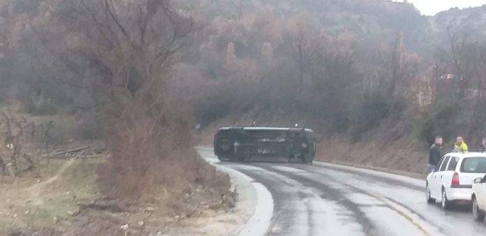 Се преврте комбе на патот Кавадарци- Прилеп, сообраќајот блокиран