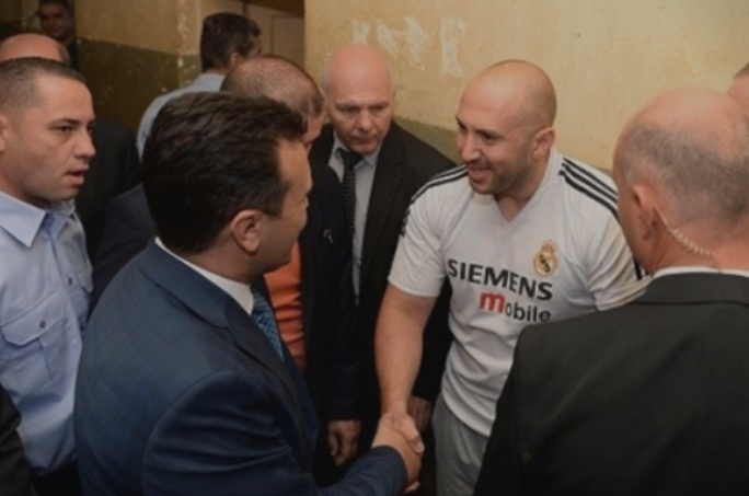 Транспаренти меѓу марширачите на Заев: Кој го пушти убиецот на Мартин Нешкоски