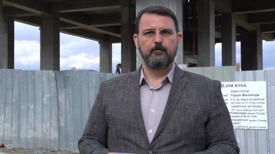 Стоилковски: Им пречи таблата на Мизрахи, а не им пречи Касарната на Филипче зад мене