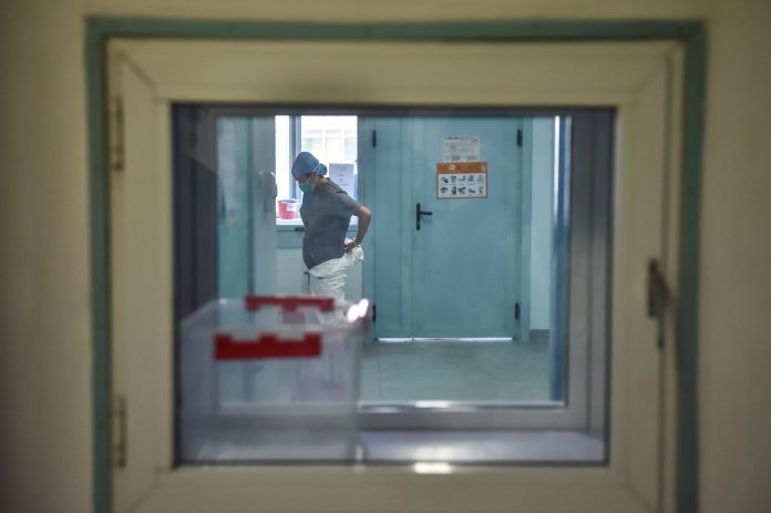 Ја одложи венчавката и медениот месец за да ги лечи луѓето, а потоа почина од коронавирус