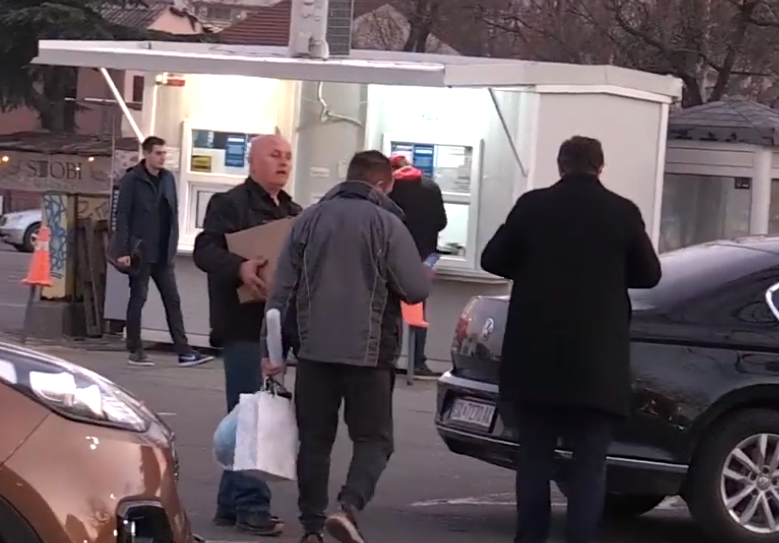 Во Македонија нема правда, тврди Даскаловски кој развезува сендвичи за членовите на СДСМ