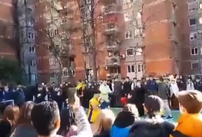 Треба да провериме што е и како е, јас сум по состаноци и на настани, вели Адеми за јавните тепачки на ученици