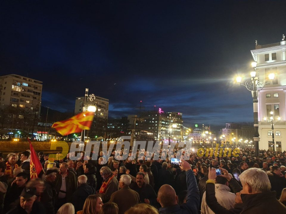 ФОТОГАЛЕРИЈА: Граѓаните масовно излегоа да кажат ДА за правда и НЕ за неправдите во земјата