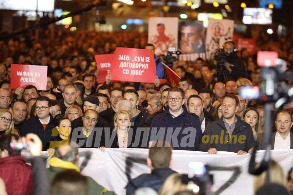 Мицкоски со пет пати повеќе луѓе од Заев и без автобуси маршираше против неправдите