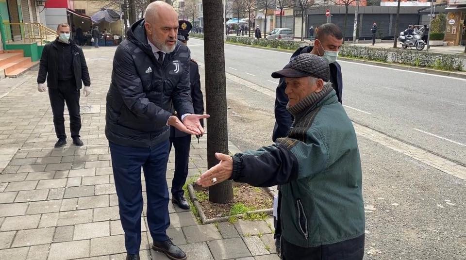 Рама излезе на улица: Лично ги опоменуваше пензионерите да седат дома