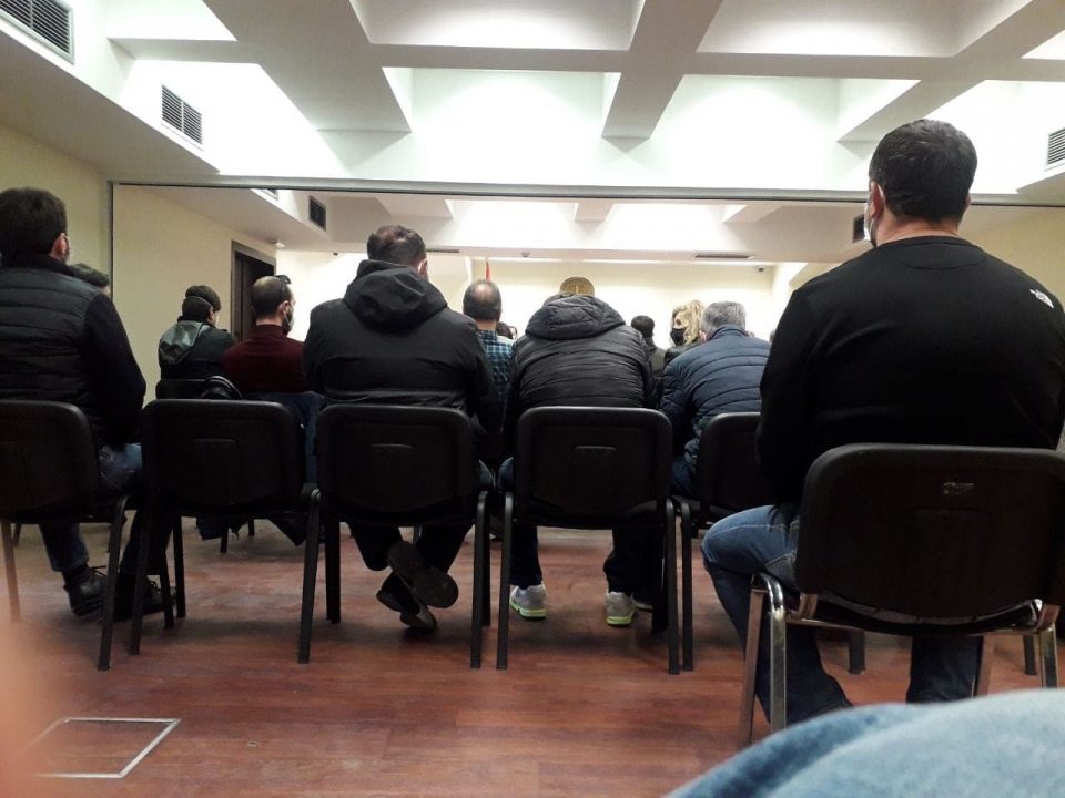 Во Кривичен денеска 38 лица „си покашлаа“ во 60 m2, а рочиштето е одложено за 2 април