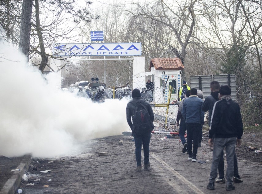 Ги спречуваат да влезат во земјата: Грција им пушта солзавец на бегалците