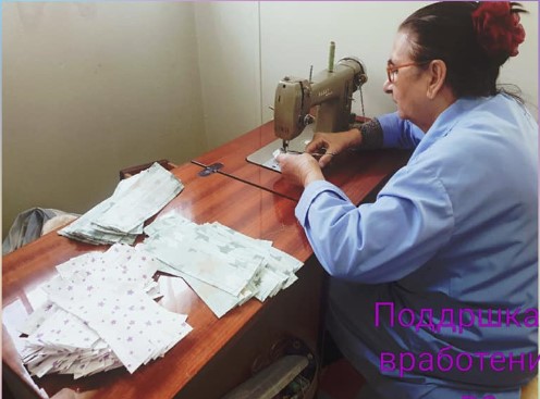 Старите лица од домот „Мајка Тереза“ самоиницијативно изработија 100 заштитни маски за здравствените работници