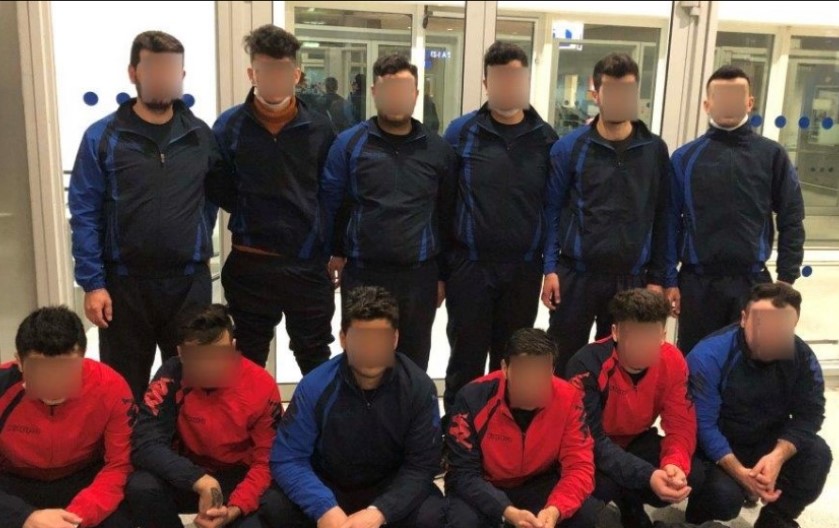 Со фалсификувани пасоши и преправени во ракометари, 12 бегалци од Сирија сакале да заминат од Атина за Цирих