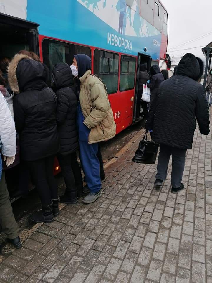 Редуциран превоз, автобусите полни, луѓето се тискаат како сардини