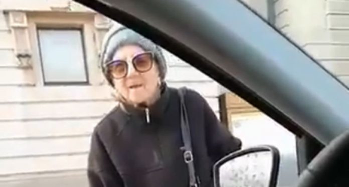 Бев на час по англиски, одговара стара госпоѓа затечена на улица во време на полициски час