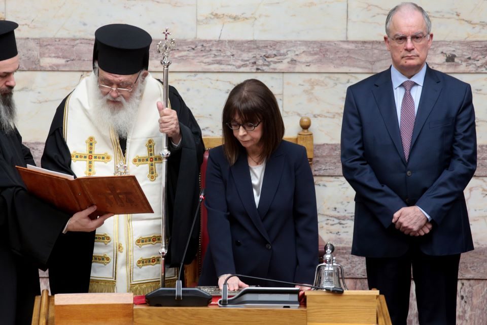 Пред полупразна сала Екатерини Сакеларопулу положи свечена заклетва како прва жена претседател на Грција