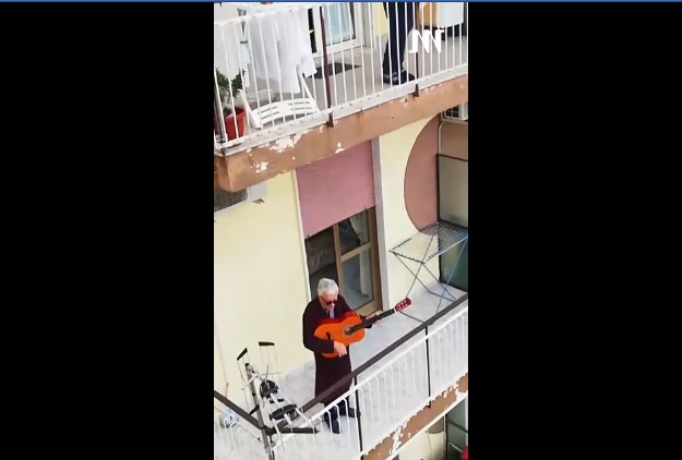 Нов ден, нова журка на балконите низ Италија