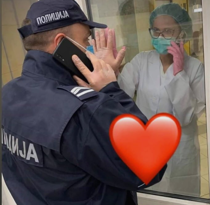 Ќе ви го стопли срцето: Полицаец и медицинска сестра еден наспроти друг, секој во своја битка