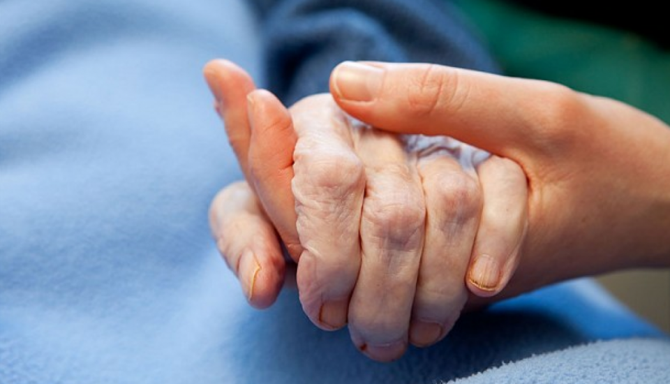 Правото за надоместок за помош и нега од друго лице и надоместок за попреченост ќе се врши без преглед на странките