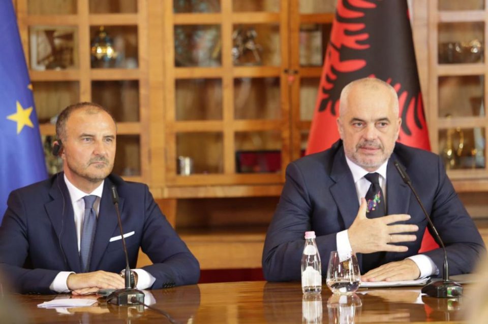 Вие свикајте свадба, нашата облека одамна чека во плакарот: Рама го збуни Сореца