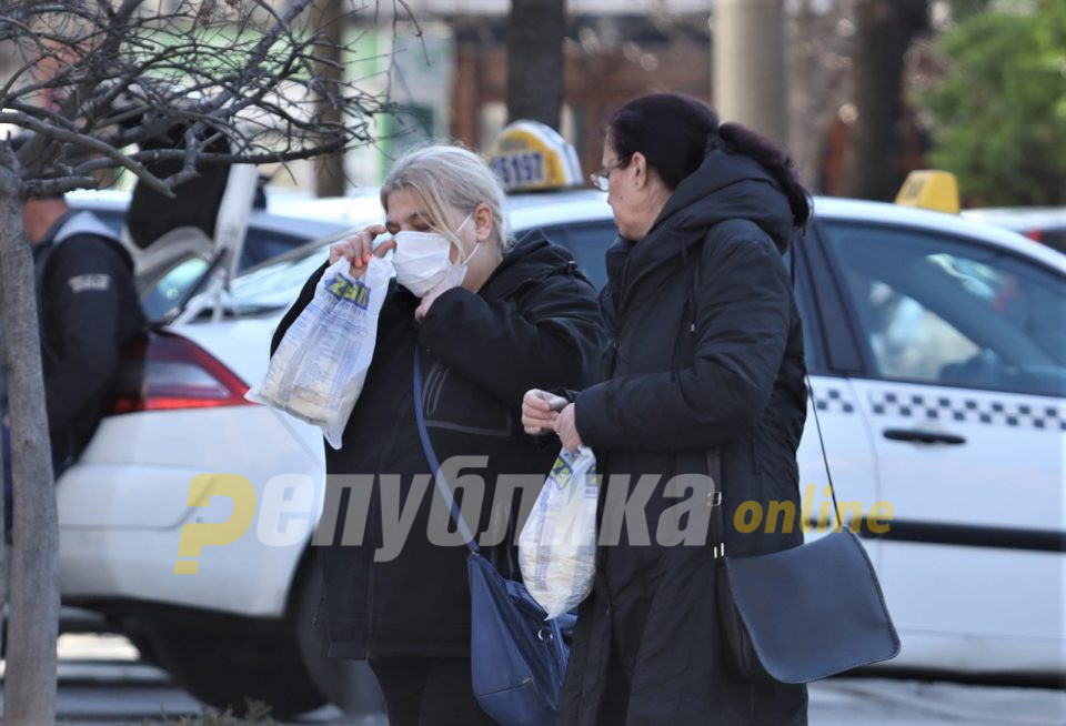 Доктор Лазаров: Не трошете ни ги маските и ракавиците залудно