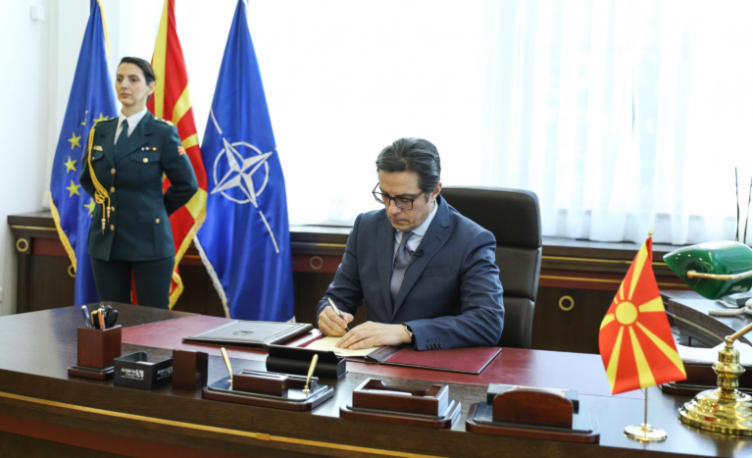 Пендаровски го потпиша Инструментот за пристапување кон НАТО
