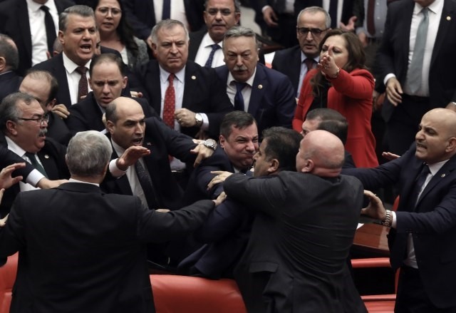 Тепачка во парламент: Пратениците се скараа поради Ердоган
