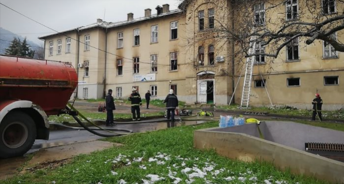 Пожарот во ТВ Вис се гасел повеќе од 6 часа, повредени тројца пожарникари