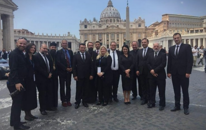 „Главна ѕвезда“во документарецот на телевизијата блиска до Вице Заев е снимателот кој за 27-ми април беше награден со вработување од Влада