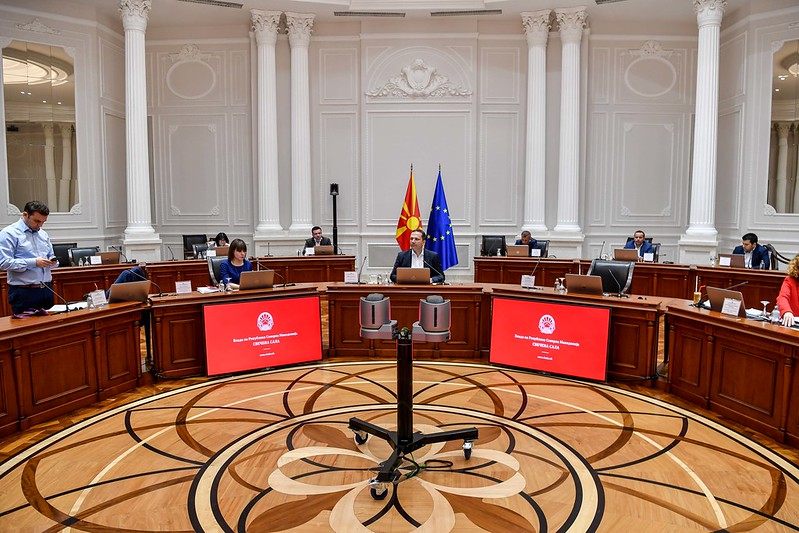 Редари пред маркетите, банките и аптеките, забрането собирање на повеќе од пет лица на јавно место