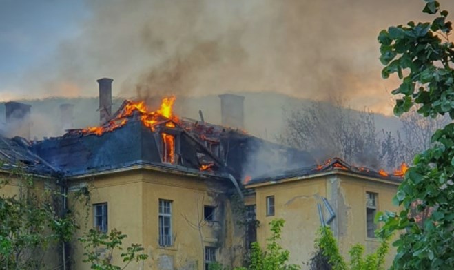 Николоски: Во опожapените објекти во струмичката кacaрна Заеви градат згради