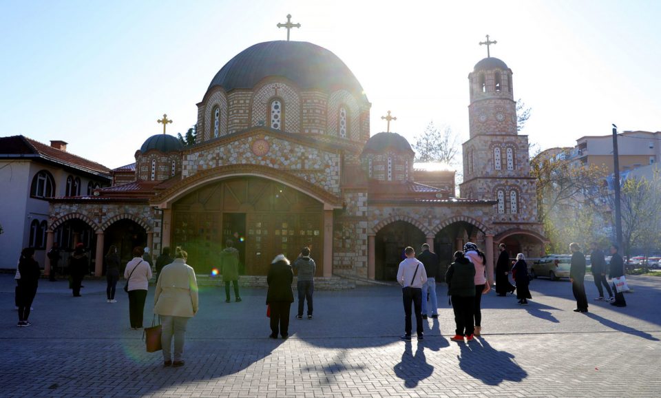 Дезинфицирани икони, една лажичка за причесна – Верници чекаат ред за причесна во црквите низ Македонија