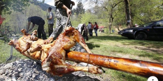Вртеле јагне на жар за време на полициски час