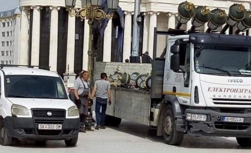 Шилегов во Скопје ги вади канделабрите од центарот на градот за време на полицискиот час