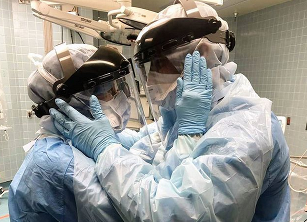 Потресна фотографија на маж и жена во првите редови во борбата со коронавирусот