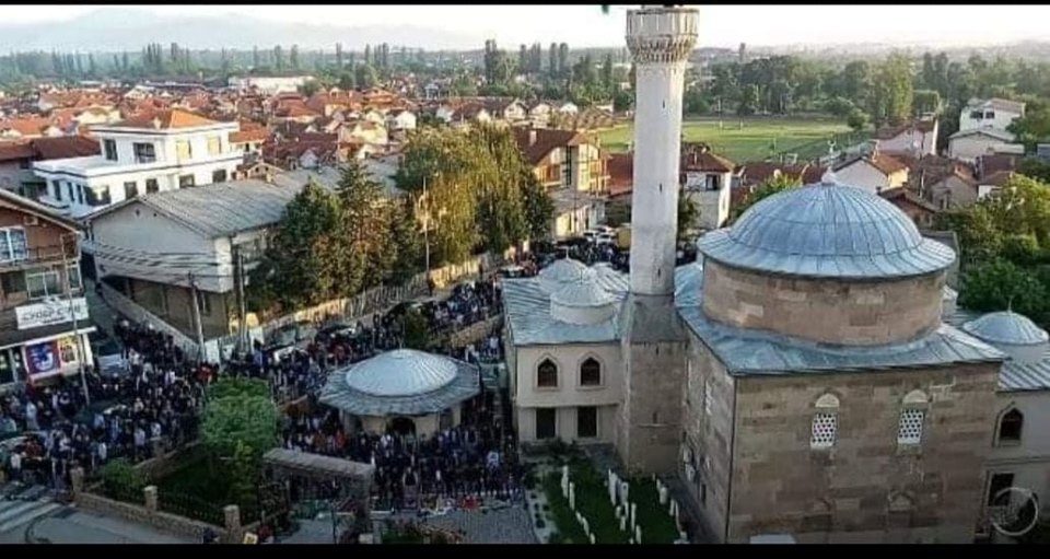Во Куманово еден до друг на групна молитва за Рамазан Бајрам и без заштитини маски