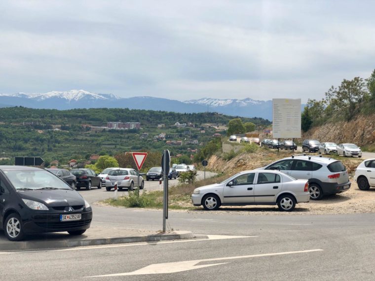 Скопјани денеска го исполнија Водно и Сопиште со автомобили