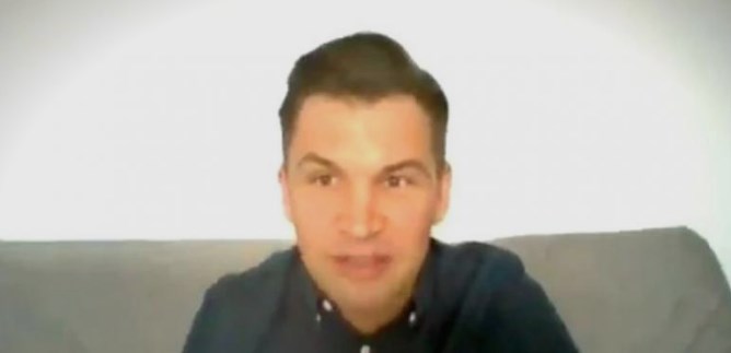 Се опушти во карантин: Романски министер изјава дава по боксерки