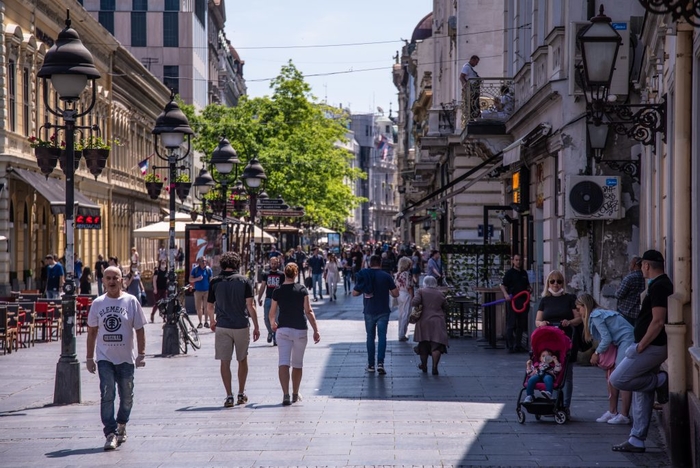 Во Србија се нормализира животот, почнаа со работа градинките, судовите, шалтерите во МВР