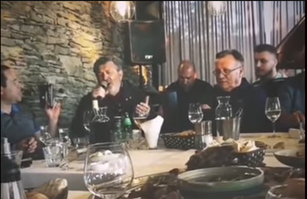 Како ништо да не е: Корона журка им донесе казни на Халид Бешлиќ, Мата Хари, Коњевиќ…