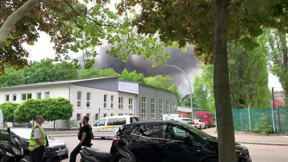 Голем пожар кај аеродромот во Берлин, горат магацини