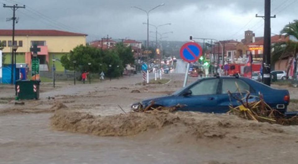 Силно невреме во Грција улиците ги претвори во реки