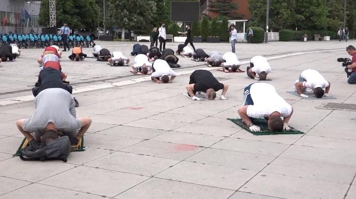 Верници се клањаа во центарот на Приштина во знак на протест поради неотворање на џамиите за Бајрам