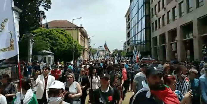 Протести пред бугарското собрание во Софија, бараат оставка од владата на Борисов