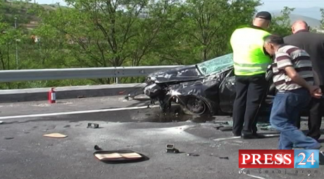 Автомобил излетал од патот и се превртел на покрив кај Дреново
