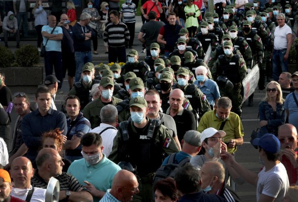 Едните сакаат избори другите не: Полицијата ги раздвојува приврзаниците на Вучиќ и опозицијата